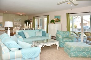 Fernseher, Kamin, DVD-Player, Stereoanlage