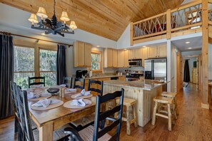 Dining - Sleepy Bear Cabin: Tranquil Mountain Cabin w/ Screened Porch in Wildwood Forest (Highlands)