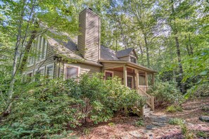 Exterior - Sleepy Bear Cabin - w/ Screened Porch, between Highlands and Cashiers NC (Highlands)