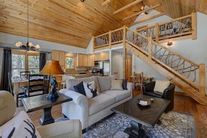 Smart TV, fireplace - Sleepy Bear Cabin: Tranquil Mountain Cabin w/ Screened Porch in Wildwood Forest (Highlands)