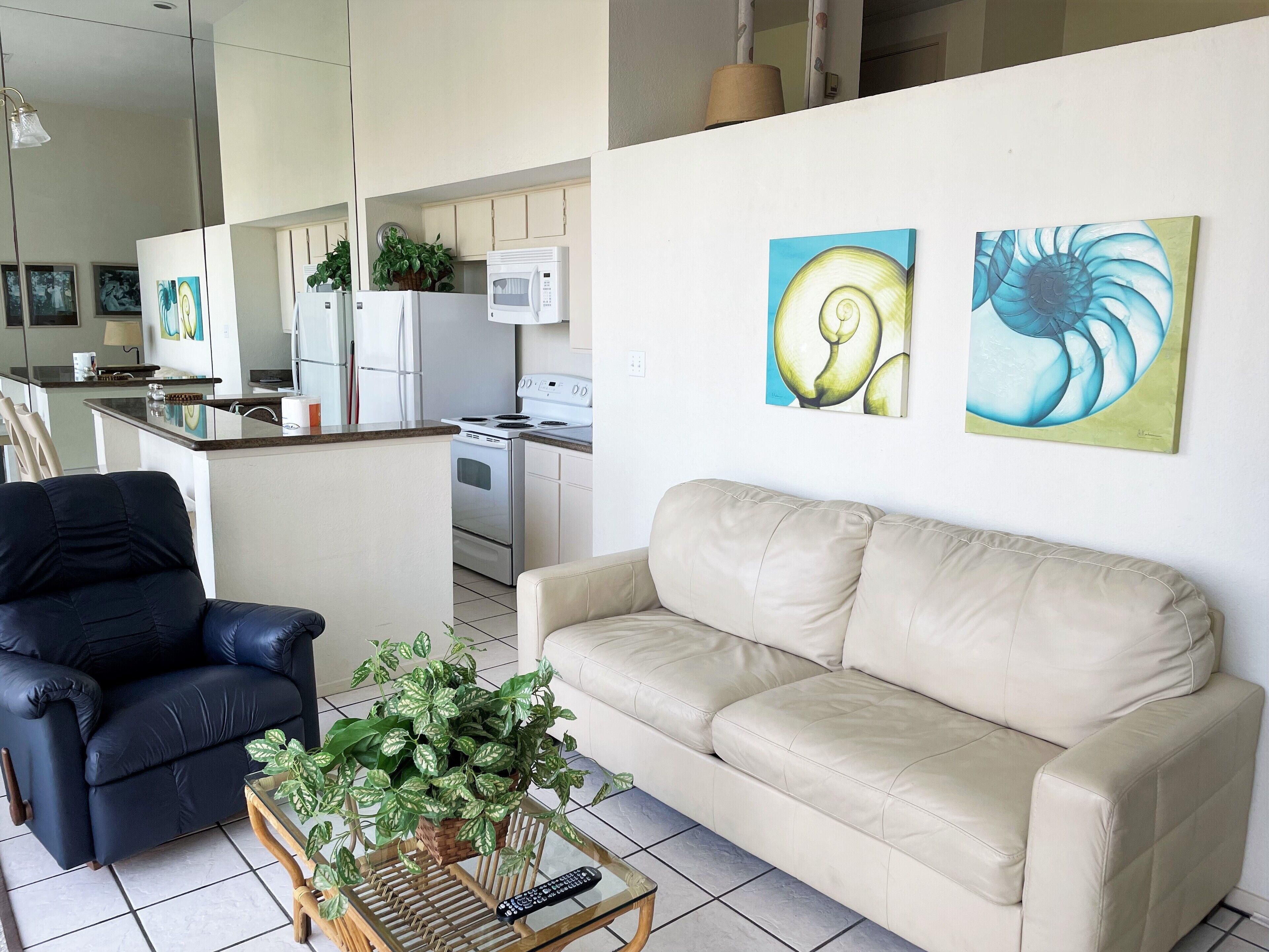 Studio Loft with a Tree Top View Hide away!