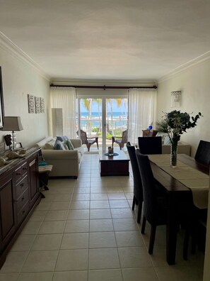 TV, lettore DVD, tavolo da calcetto, tavolo da ping pong