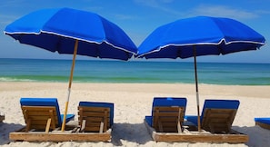 Plage, chaises longues