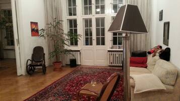 TV, DVD player, books, stereo