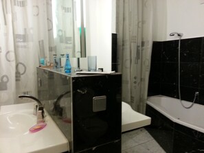 Baignoire, sèche-cheveux, bidet, serviettes fournies