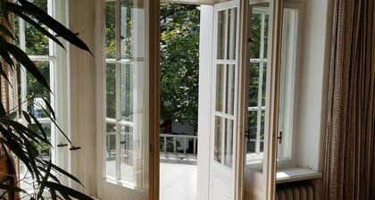 Kudamm Close Modernized High Ceiling quiet but central