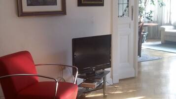 Fernseher, DVD-Player, Bücher, Stereoanlage