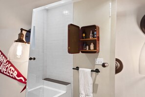 Combined shower/tub, hair dryer, bathrobes, towels - Exceptional and artful, modern Victorian. Very centrally located. Dog friendly! (Denver)