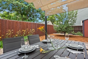 Outdoor dining - Exceptional and artful, modern Victorian. Very centrally located. Dog friendly! (Denver)