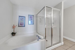 Combined shower/bathtub, jetted bath, hair dryer, towels