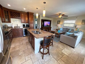 冷蔵庫、電子レンジ、オーブン、コンロ