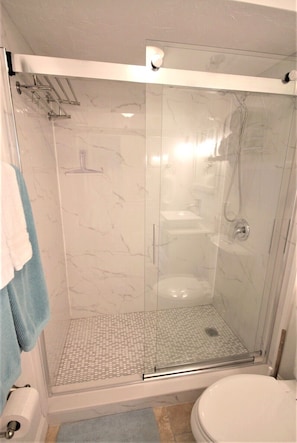 Dusche, Haartrockner, Handtücher, Seife