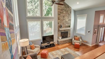 Smart TV, fireplace, books, stereo