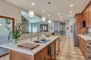 冷蔵庫、電子レンジ、オーブン、コンロ