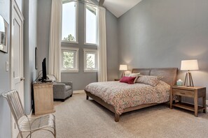 4 室のベッドルーム、デスク、アイロン / アイロン台、旅行用ベビーベッド