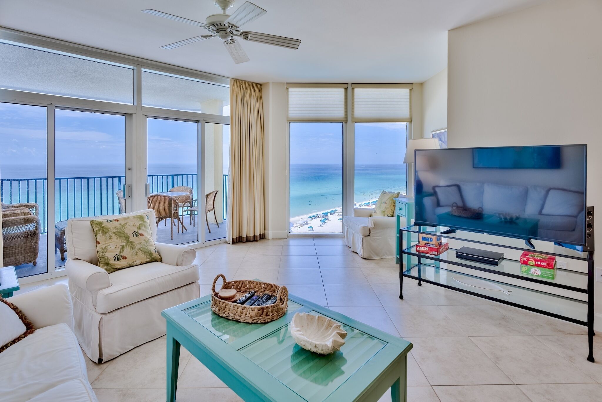 Beachfront sunset view! Newly updated-perfect for families-free chairs/umbrella!