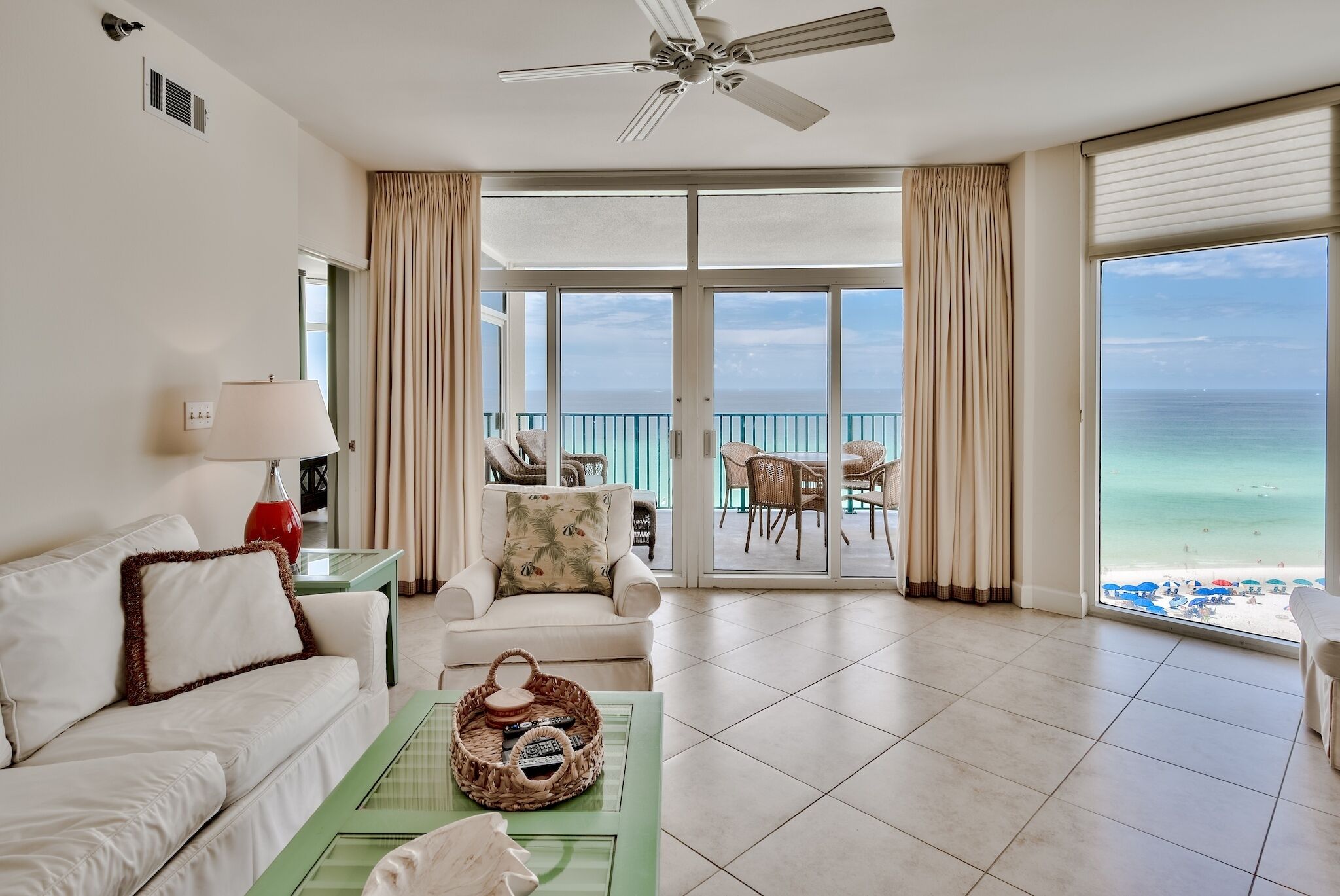 Beachfront sunset view! Newly updated-perfect for families-free chairs/umbrella!