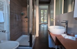 Dusche, Haartrockner, Handtücher, Seife