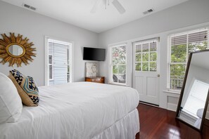 3 bedrooms, iron/ironing board, WiFi, bed sheets - Rooftop Porch In 3-story Home, Two Blocks To King (Charleston)