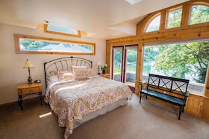 7 bedrooms, desk, iron/ironing board, travel crib