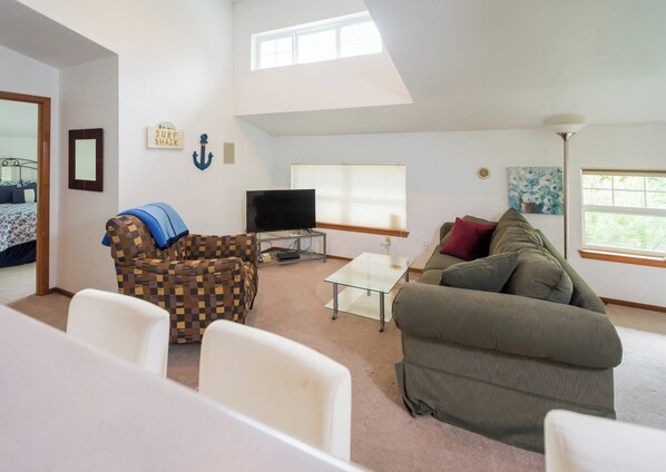 Smart TV, fireplace, DVD player