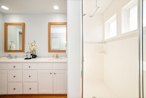 Combined shower/bathtub, hair dryer, towels, soap - Bach Porch | Porch Vibes | Coastal Escape! (Port Aransas)