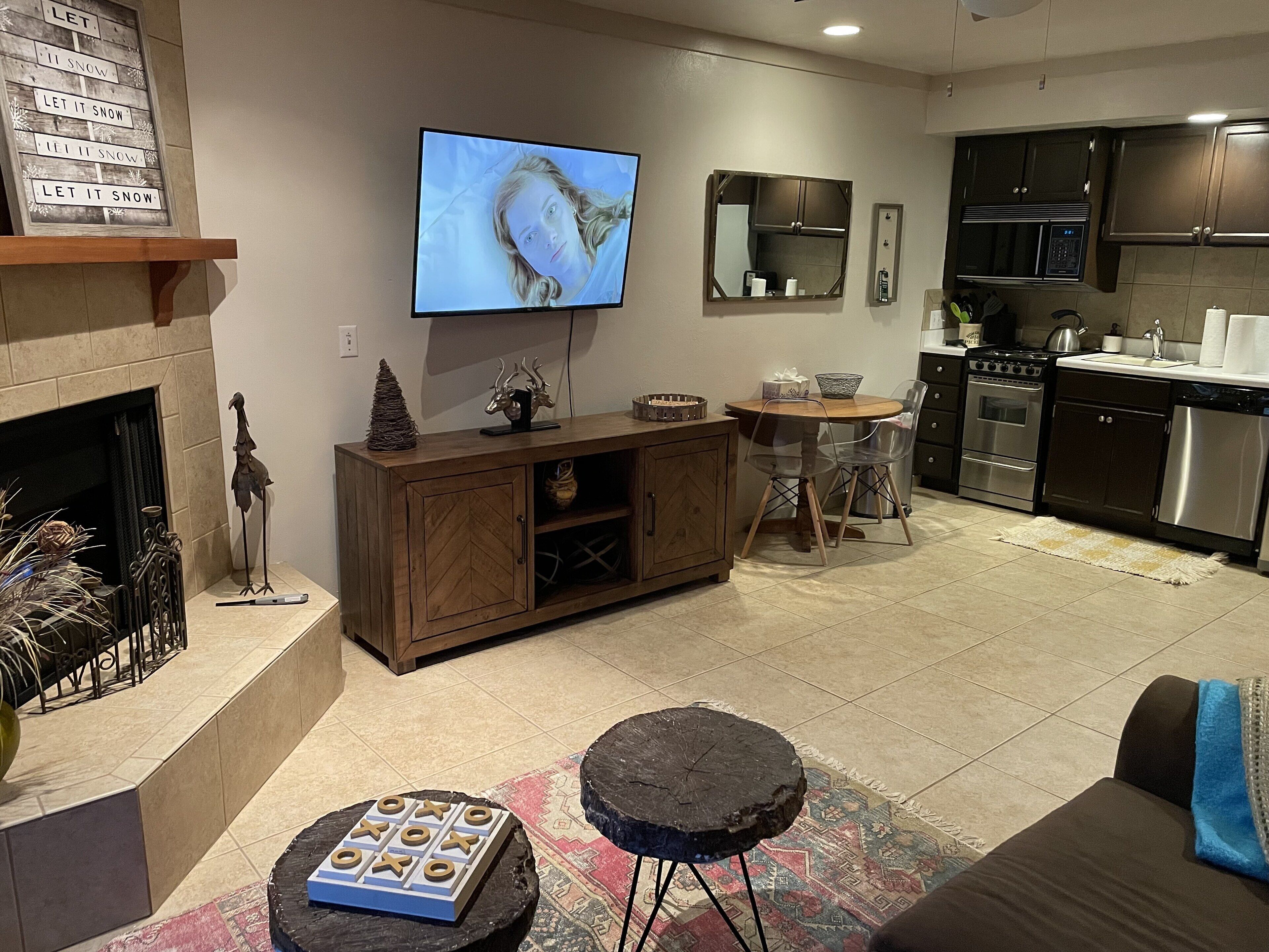 Een smart-tv en een open haard