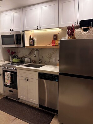 Réfrigérateur, four à micro-ondes, un four, surface de cuisson