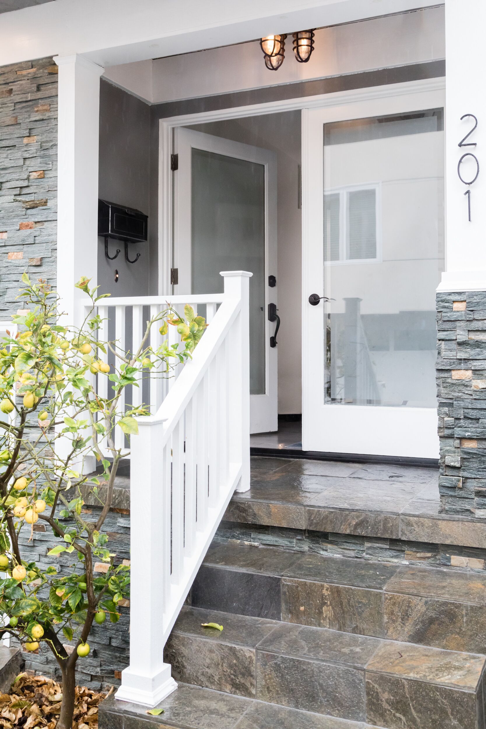 Great Beach Vacation Home! Steps to beach and downtown MB
