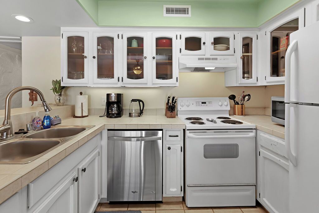 Coffee/tea maker, fridge, microwave, oven