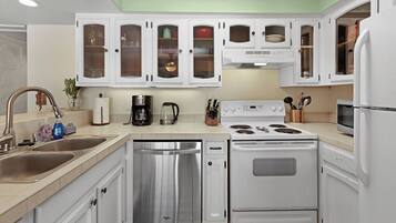 Coffee/tea maker, fridge, microwave, oven