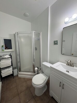 Dusche, Handtücher, Seife, Toilettenpapier
