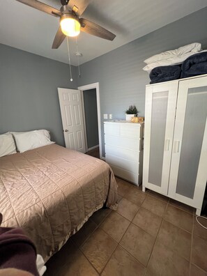 1 Schlafzimmer, Betten mit Memory-Foam-Matratzen, Bügeleisen/Bügelbrett