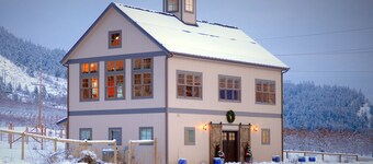 Barn-style Home, Mountain Views, 2 mi to Leavenworth. Dog visitors welcome!