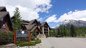 A mountain resort with a sign for 'The Grande' indicating a kitchen and bar. - 🍁Mountain Views, Pools, Fitness, Restaurant & MORE, we're accepting bookings! (Canmore)