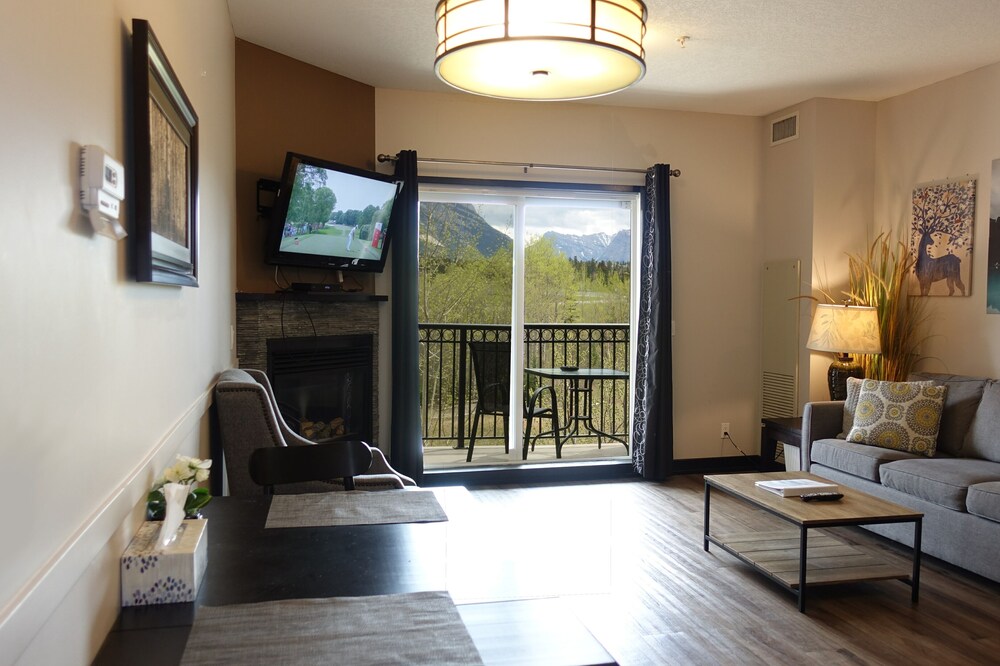 🍁Mountain Views, Pools, Fitness, Restaurant & MORE, we're accepting bookings!