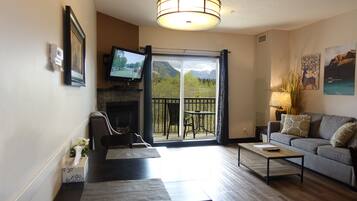 Smart TV, fireplace
