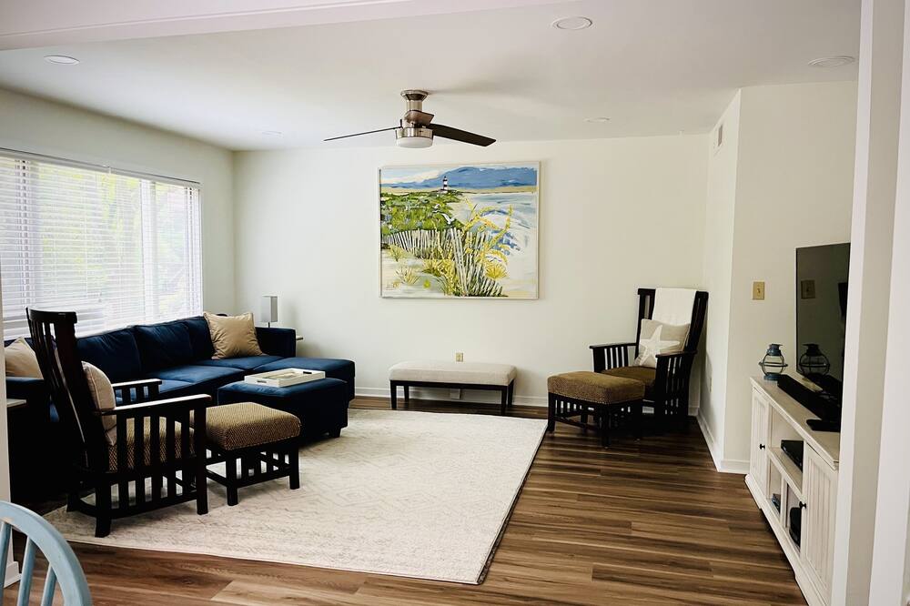 So close to the beach! Beautifully renovated villa 3BD 3BA. Fairway Oaks W Beach