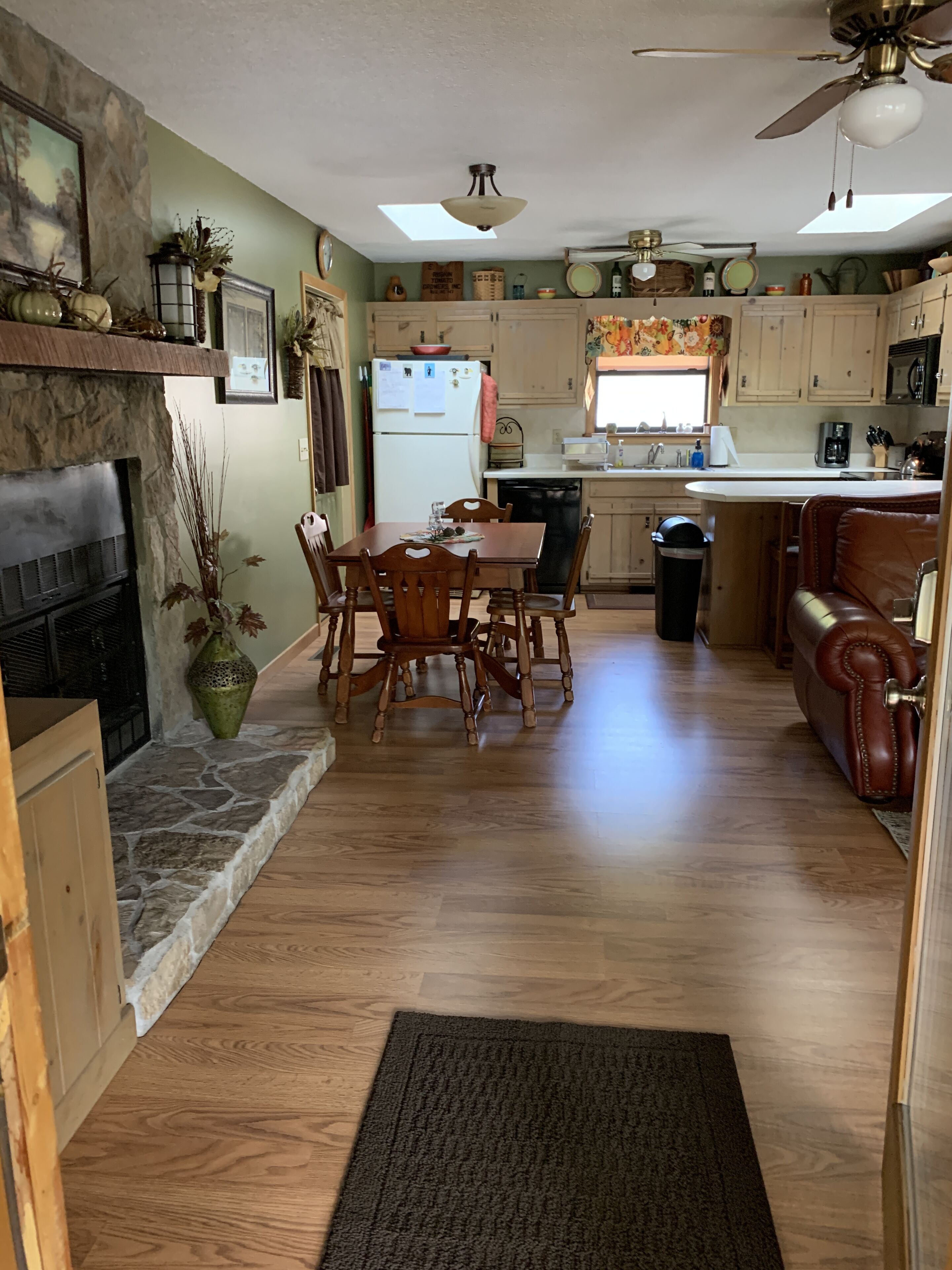 The perfect vacation cabin for families.  Directly on the river.