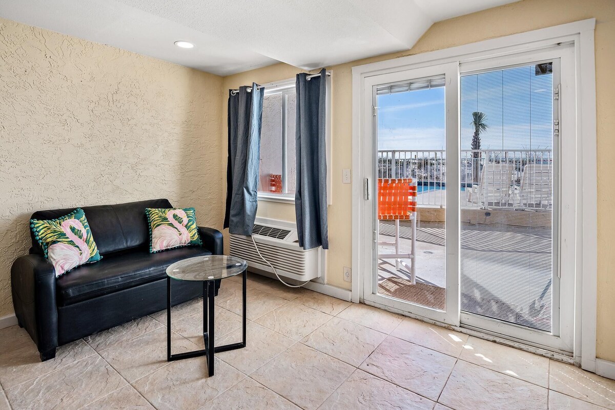 Pet Friendly Ground Level Steps to the Sand! Pool Hot Tub WIFI