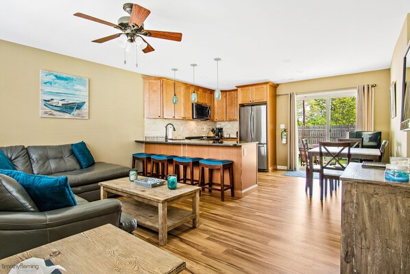 Smart TV - Beautiful Bayside Beach House ** Pet Friendly (Villas)