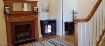 Bright and Fresh Back Cove4 Bedroom, Sleeps 8. Airmatress for additional 2.  