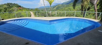Nueva casa de lujo en la montaña con vistas al océano Pacífico y a la selva