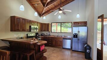 Geladeira, micro-ondas, fogão, cooktop