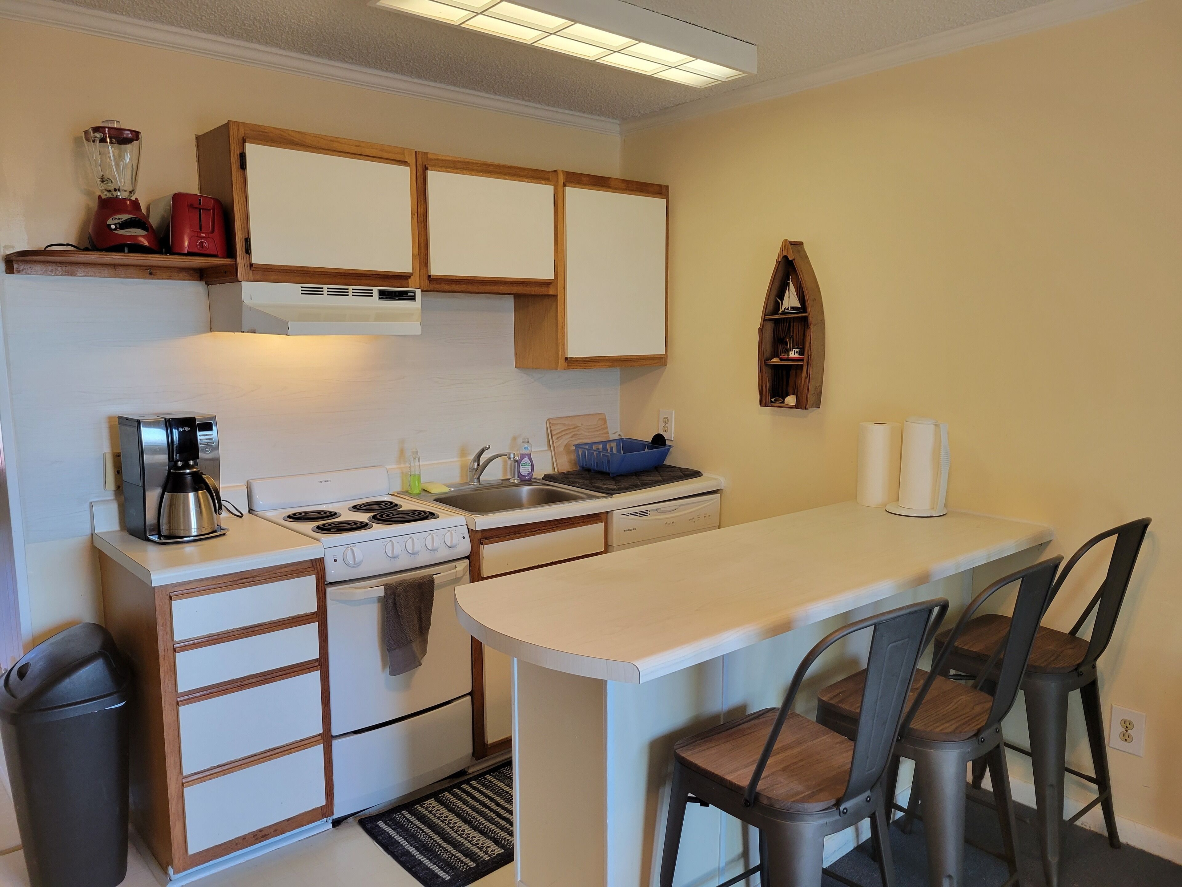 SEA CABIN  2nd floor oceanfront condo steps from beach,  pool and fishing pier