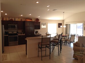 Jääkaappi, mikroaaltouuni, uuni, liesi