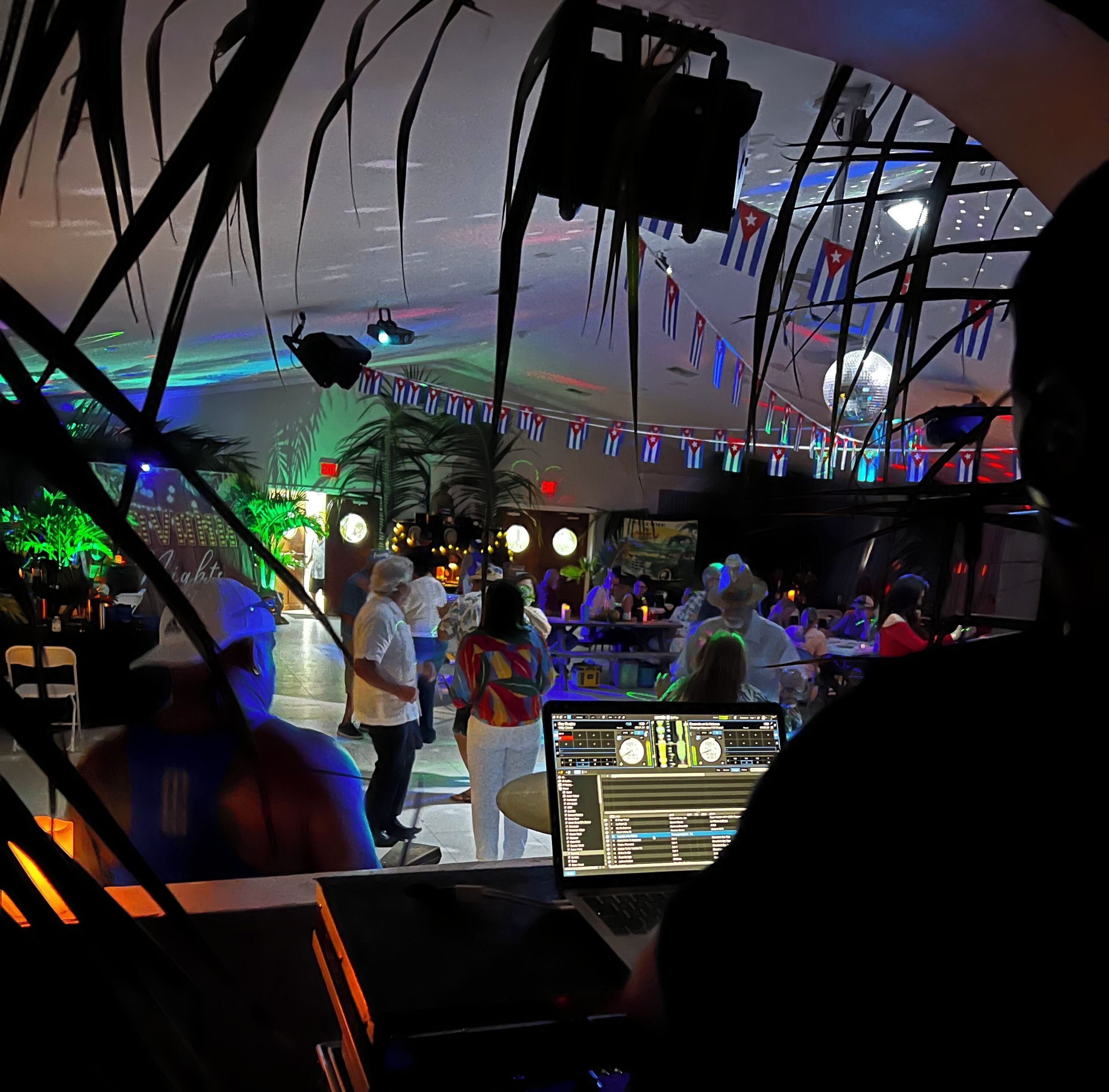 Un espai interior amb zona d'escenari, seients i cabina per a DJ.