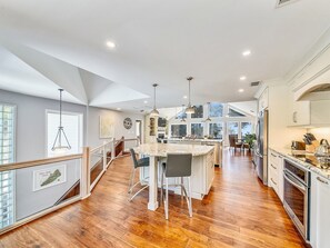 Kjøleskap, mikrobølgeovn, ovn og oppvaskmaskin