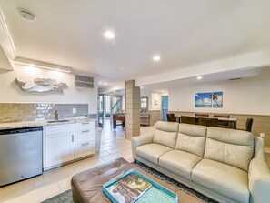 Televisión de pantalla plana, chimenea, reproductor de DVD y futbolito 