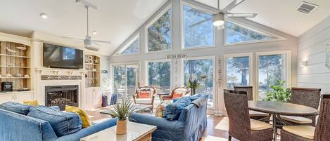 Een flatscreentelevisie, een open haard, een dvd-speler en tafelvoetbal